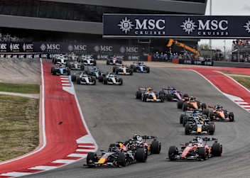 Max Verstappen hat nach dem Start die Ferrari im Nacken