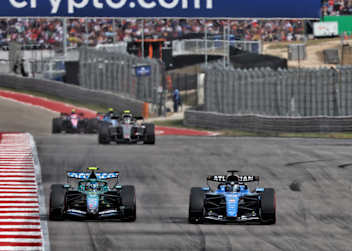 Werden wohl keine Freunde mehr: Fernando Alonso und Alex Albon in Austin