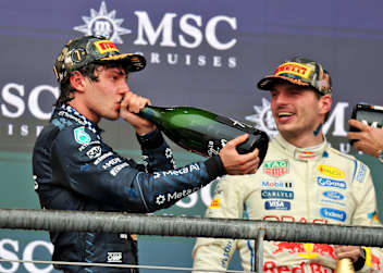 Austin-Sieger Kimi Antonelli nahm einen Schluck aus der Champagner-Flasche