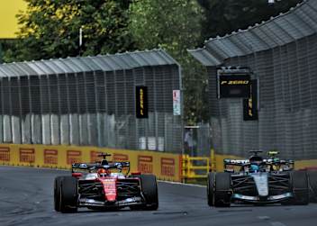 Charles Leclerc gegen George Russell in Australien, hinten Lewis Hamilton