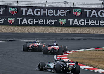 Knappe Sache zwischen den beiden Ferrari, George Russell guckt zu