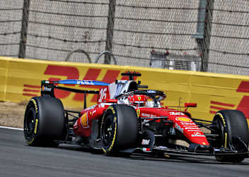 Charles Leclerc mit dem um 180 Grad gedrehten Heckflügel-Element am Ferrari