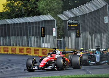 Charles Leclerc (Ferrari) vor George Russell (Mercedes) 