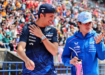 Alex Albon (l.) und Franco Colapinto bei der Fahrerparade in Suzuka