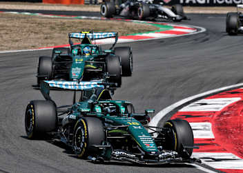 Lance Stroll vor Fernando Alonso (Aston Martin)