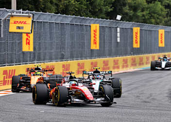 Charles Leclerc vor Kimi Antonelli und Lando Norris
