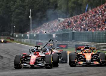 Leclerc gegen Piastri in Belgien – die Teile fliegen