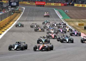 Kurz nach dem Start zum Silverstone-Sprint – Antonelli gegen Hamilton