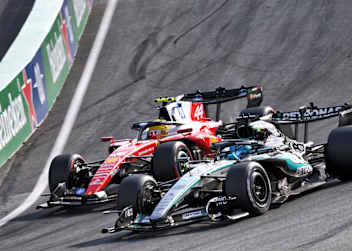 Lewis Hamilton greift George Russell