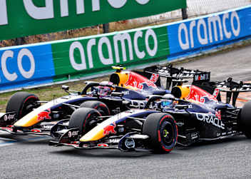 Max Verstappen (v.) und Liam Lawson zu Rennbeginn in Zandvoort