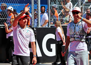 Kimi Antonelli (l.) und sein Mercedes-Kollege George Russell