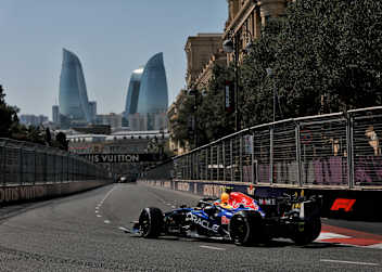 Isack Hadjar auf dem Baku City Circuit, im Hintergrund die Flame Towers