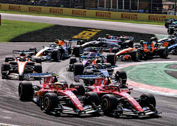 Hamilton gegen Leclerc in der ersten Kurve von Monza