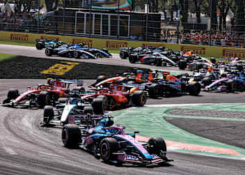Pierre Gasly führte das Monza-Rennen nach dem Start von Pole kurzzeitig an