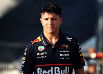 Isack Hadjar freut sich in zweifacher Hinsicht über seine Beförderung 