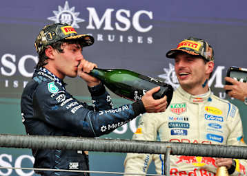 Austin-Sieger Kimi Antonelli nahm einen Schluck aus der Champagner-Flasche