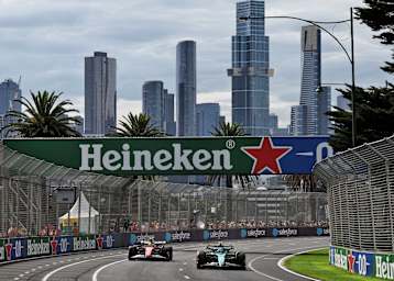 Lewis Hamilton und Fernando Alonso beim Saisonstart 2025 in Melbourne