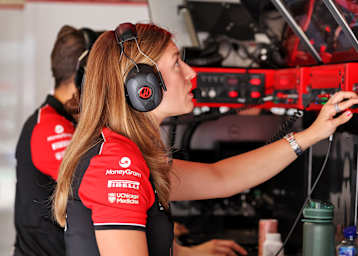 Haas-Renningenieurin Laura Müller