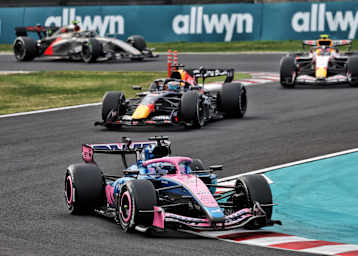 Pierre Gasly vor Max Verstappen