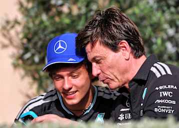 Was sie sich wohl gerade anschauen? Kimi Antonelli und Toto Wolff