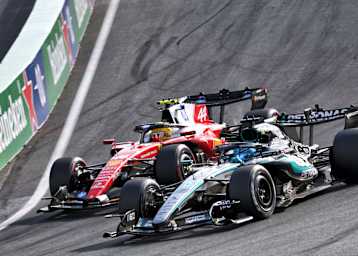 Lewis Hamilton greift George Russell