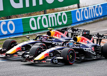 Max Verstappen (v.) und Liam Lawson zu Rennbeginn in Zandvoort