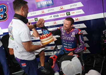 Gino Borsoi überreichte Jack Miller die Torte zum 200. Grand Prix