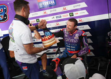 Gino Borsoi überreichte Jack Miller die Torte zum 200. Grand Prix