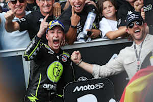 Raul Fernandez und Justin Marks nach dem GP-Sieg in Silverstone