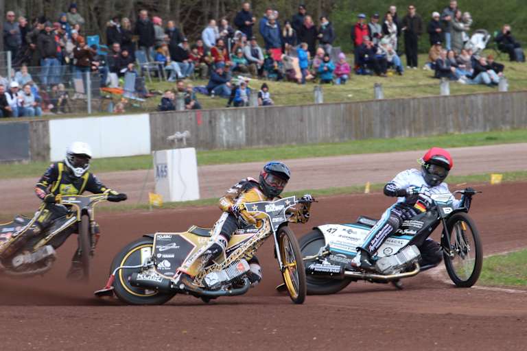 Norick Blödorn (blau) gegen Erik Riss (rot)