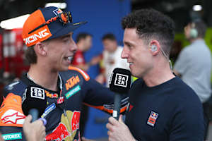 Pedro Acosta mit KTM-Testpilot und DAZN-Experte Pol Espargaro