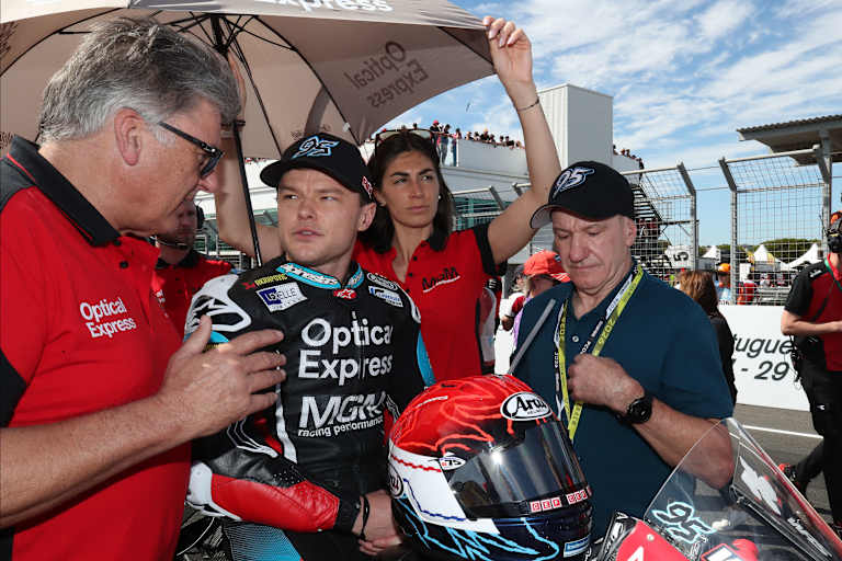 Michael Galinski mit Fahrer Tarran Mackenzie und dessen Vater Niall