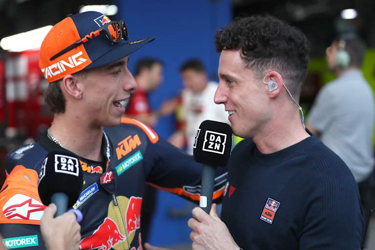 Pedro Acosta mit KTM-Testpilot und DAZN-Experte Pol Espargaro