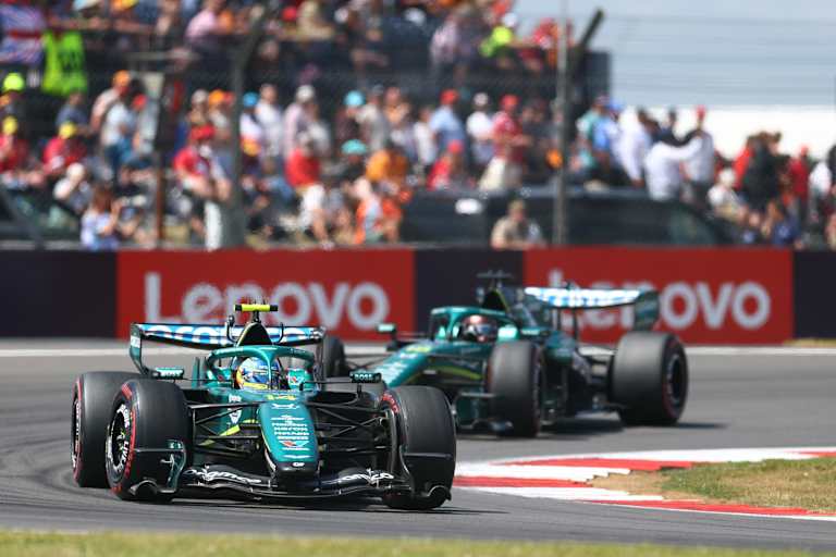 Fernando Alonso vor Lance Stroll in den Aston Martin