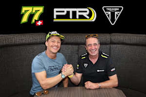 Dominique Aegerter (li.) mit Teamchef Simon Buckmaster