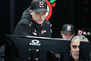 Alex Lowes mit Crewchief Pere Riba