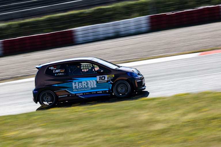 Rasant unterwegs: Emely Abt im ADAC Tourenwagen Junior Cup