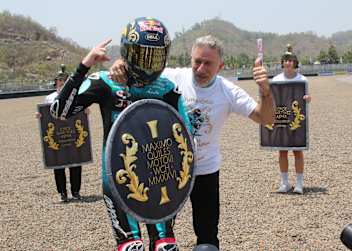 Moto3-Champion Maximo Quiles mit Teamchef «Aspar» Martinez