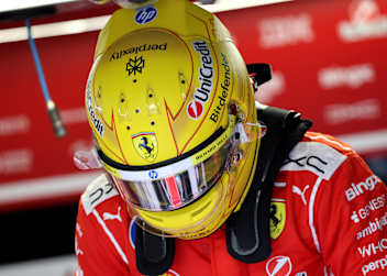 Lewis Hamilton in Ferrari-Rot mit gelbem Helm