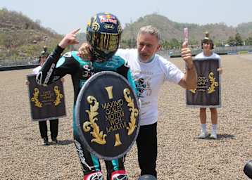 Moto3-Champion Maximo Quiles mit Teamchef «Aspar» Martinez