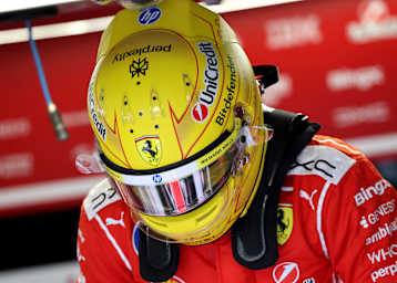 Lewis Hamilton in Ferrari-Rot mit gelbem Helm