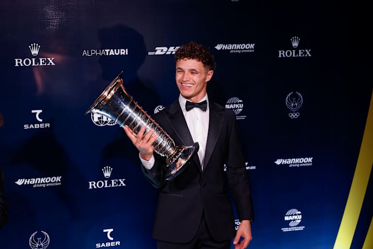 Lando Norris mit WM-Pokal