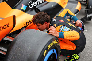Was ist kaputt? Lando Norris inspiziert seinen McLaren