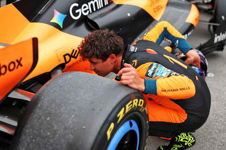 Was ist kaputt? Lando Norris inspiziert seinen McLaren