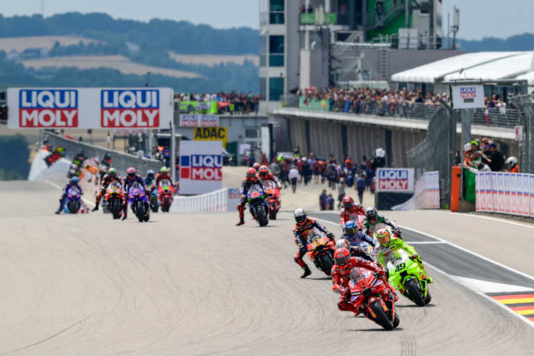 Helfer können die MotoGP auf dem Sachsenring hautnah erleben