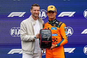 Maro Engel hat den Pirelli Pole Position Award an Lando Norris übergeben