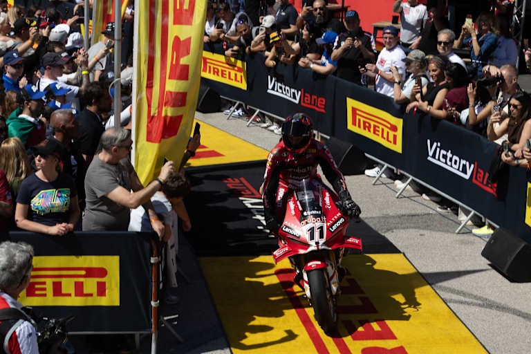 Nicolo Bulega wäre in Kurve 11 beinahe gestürzt