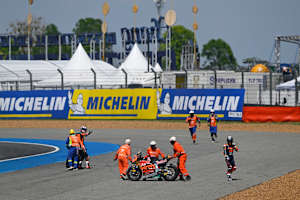 Jose Antonio Rueda verlässt nach dem Crash frustriert die Strecke