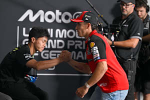 Wer gewinnt das Kräftemessen zwischen Ai Ogura (li.) und Marc Marquez?