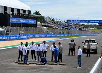 Das Asphaltloch stellte die MotoGP-Verantwortlichen vor Herausforderungen